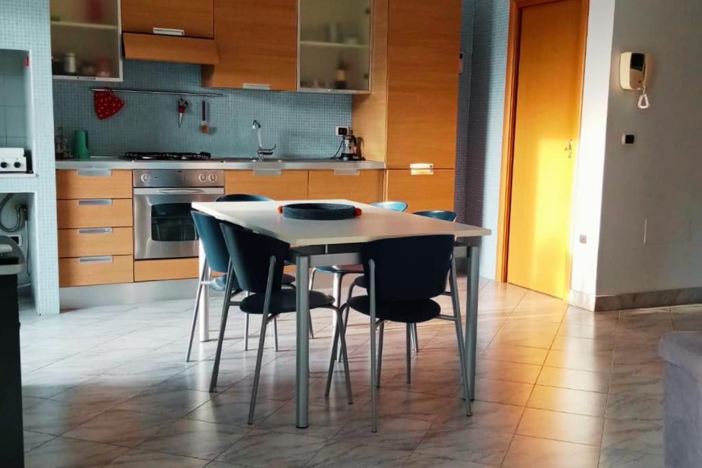 Casa Flora A Due Passi Dal Mare Lägenhet Giovinazzo Exteriör bild