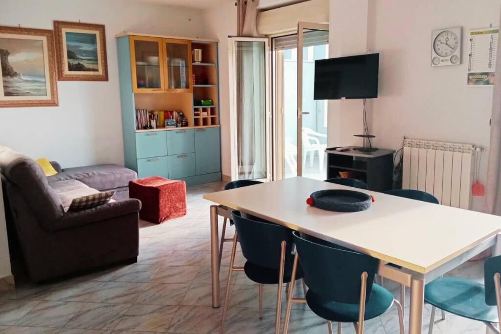 Casa Flora A Due Passi Dal Mare Lägenhet Giovinazzo Exteriör bild