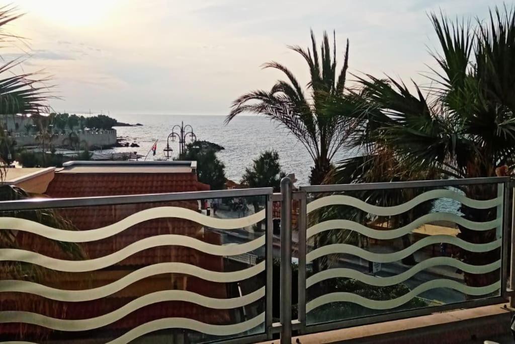 Casa Flora A Due Passi Dal Mare Lägenhet Giovinazzo Exteriör bild