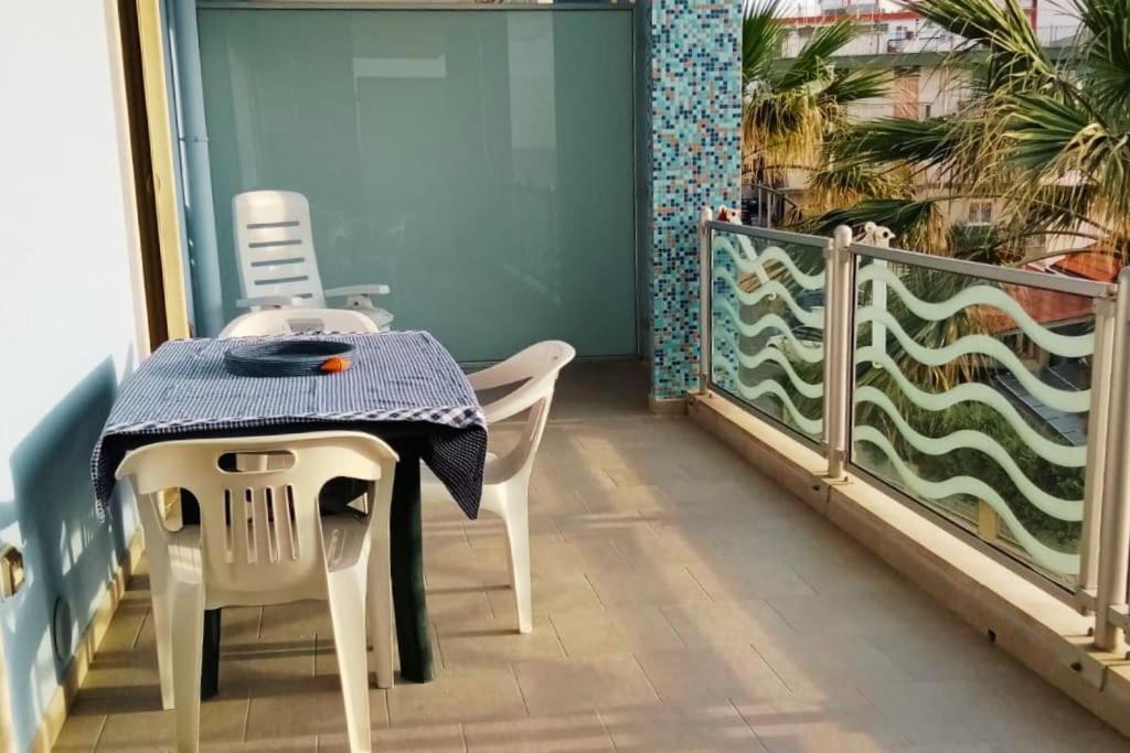 Casa Flora A Due Passi Dal Mare Lägenhet Giovinazzo Exteriör bild
